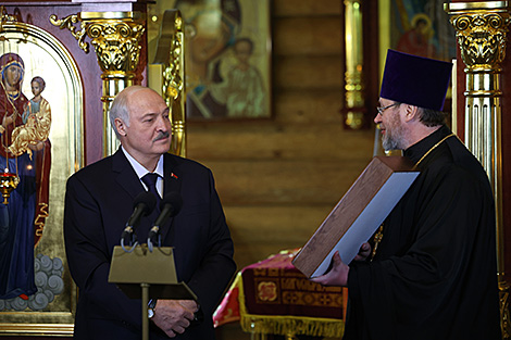 Лукашэнку перадалі ў дар абраз свяціцеля Мікалая Цудатворца