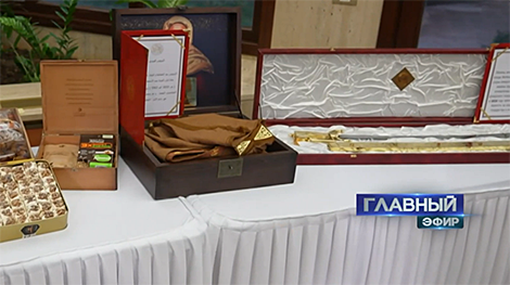 Прэзідэнт Алжыра падарыў Лукашэнку клінок і арабскі бурнос