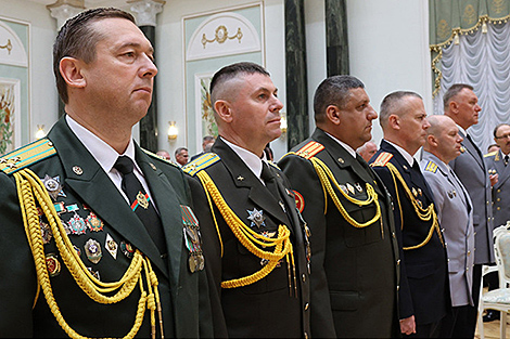 Лукашэнка ўручыў генеральскія пагоны вышэйшаму афіцэрскаму складу