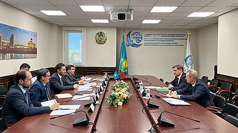Сумесныя навуковыя даследаванні. Пасол Беларусі наведаў інстытут стратэгічных даследаванняў у Астане