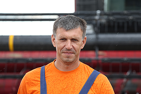 Лукашэнка на УНС назваў героем камбайнера, які намалаціў у час уборачнай 8 тыс. тон збожжавых