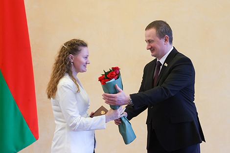 Падтрымка сем'яў з дзецьмі - найважнейшы прыярытэт. У Мінску ўручылі дзяржузнагароды да Дня маці