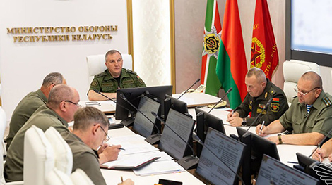 Наведалі кожную гаспадарку. Хрэнін абмеркаваў з ваенкамамі выкананне даручэнняў Прэзідэнта па ўборачнай