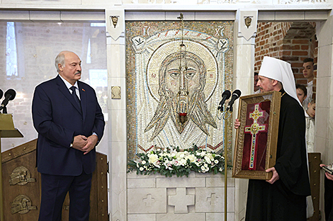 Лукашэнку падарылі копію Крыжа Ефрасінні Полацкай