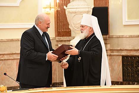 Лукашэнку падарылі Свяшчэннае Пісанне Новага Запавету на беларускай мове