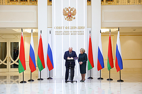Лукашэнка зрабіў запіс у Кнізе ганаровых гасцей Савета Федэрацыі
