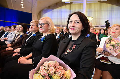 Лукашэнка напярэдадні 8 Сакавіка ўручыў дзяржузнагароды 15 жанчынам з розных рэгіёнаў краіны