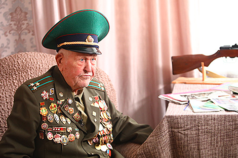 Лукашэнка павіншаваў ветэрана Вялікай Айчыннай вайны Васіля Даўжонка са 100-гадовым юбілеем