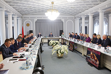 Рост эканомікі не ніжэй за сярэднесусветны і паскоранае інвестразвіццё. Што Беларусь плануе на пяцігодку
