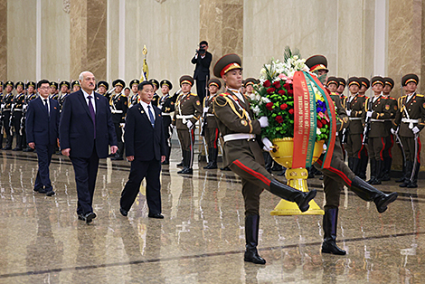 Лукашэнка пасля прыбыцця ў Пхеньян наведаў Кымсусанскі палац Сонца і ўшанаваў памяць карэйскіх правадыроў
