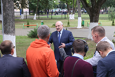 Лукашэнка: як бы ні складвалася сітуацыя, Беларусь вымушана праводзіць шматвектарную палітыку