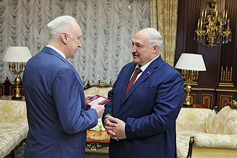 Бастрыкін уручыў Лукашэнку медаль у гонар 80-годдзя Вялікай Перамогі