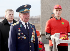 Витебск стал посредником передачи земли из Минска и Бреста для аллеи городов-героев в Сибири