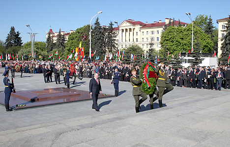 Лукашэнка ўсклаў вянок да манумента Перамогі ў Мінску