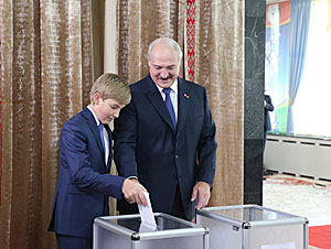 Лукашэнка прагаласаваў на выбарчым участку нумар 1