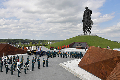 卢卡申科参加了尔热夫苏联士兵纪念碑的开幕式