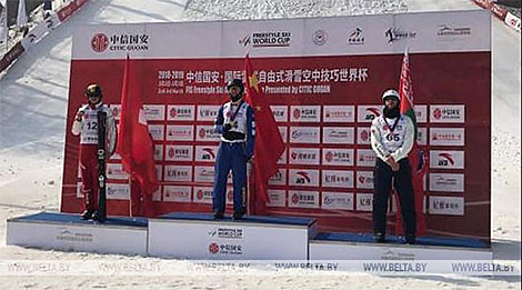 安东·库什内尔在自由式滑雪世界锦标赛中国区比赛中获得第三名