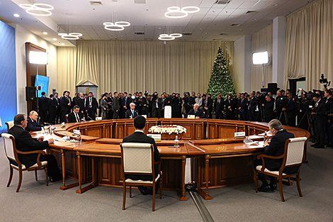 卢卡申科参加了圣彼得堡附近的独联体非正式峰会