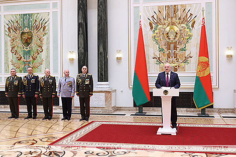 卢卡申科向高级军官代表颁发国家奖章和将官肩章
