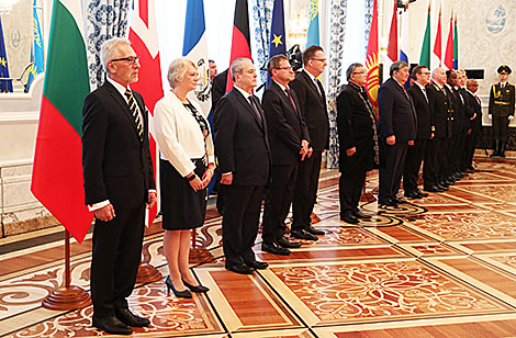 卢卡申科接受了12个国家和欧盟大使国书