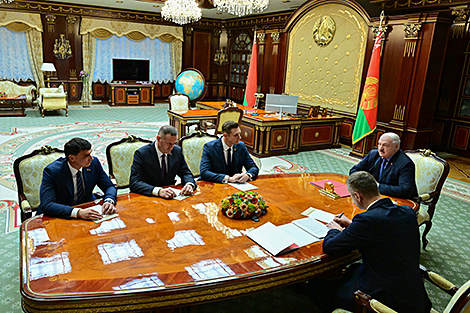 文化部长、总统助理、公司负责人和副部长：国家首脑的干部日详细信息