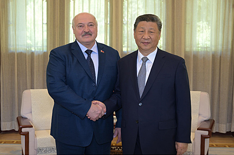 与习近平共进友好宴，在明斯克参观中国体育场，以及进行大牧首访问—总统周总结