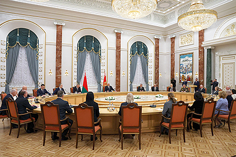 未来是科学的时代：卢卡申科向科学博士和教授颁发证书