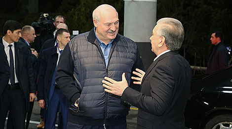 抵达塔什干后，卢卡申科会见了米尔济约耶夫；两国总统选择了一种不同寻常的对话形式