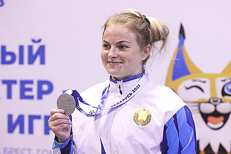 白俄罗斯举重运动员苏珊娜·沃洛德科在第二届独联体运动会上获得银牌