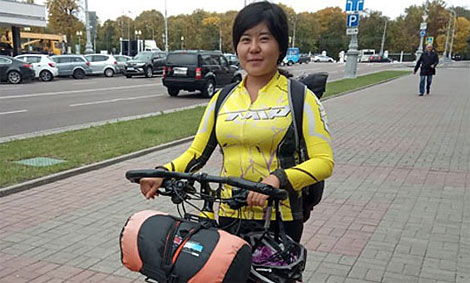 中国女孩在白罗斯乘自行车旅行