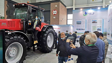 在中国博览会上展出了新款拖拉机