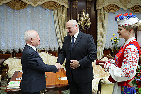 卢卡申科向约瑟夫·米加什授予弗朗西斯·斯科林纳勋章