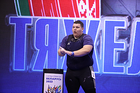 白俄罗斯举重运动员丹尼尔·马茨凯维奇在第二届独联体运动会上获得铜牌