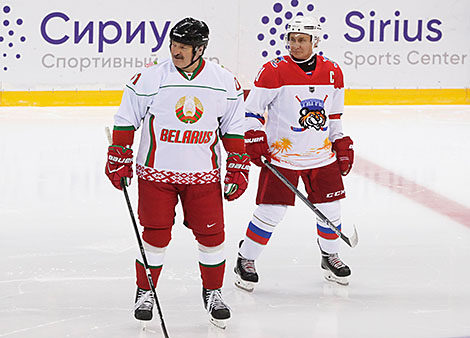 普京和卢卡申科队以16：1赢得了索契冰球比赛