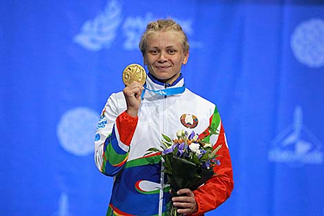 卢卡申科祝贺伊琳娜·库罗奇金娜取得第二届欧运会上摔跤赛的胜利