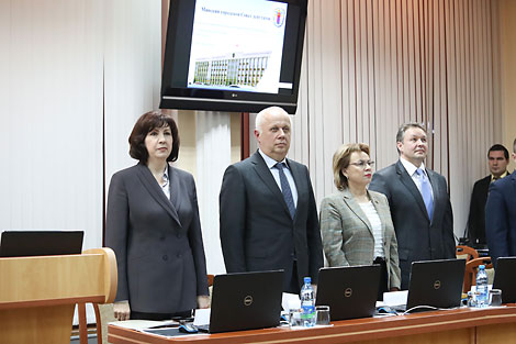科恰诺娃向议员们介绍了新的明斯克市长