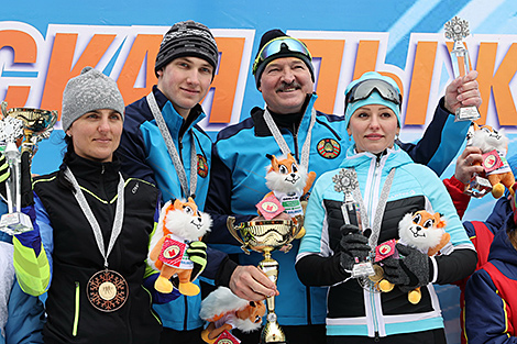 白罗斯总统队在明斯克滑雪道上赢得接力赛