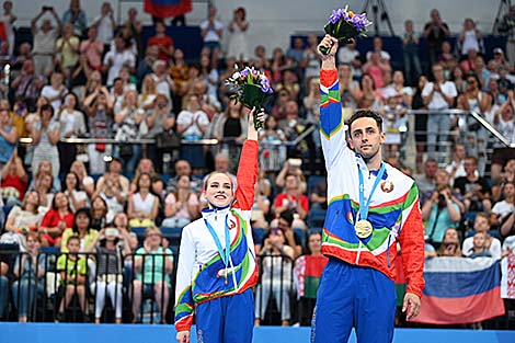 白罗斯运动员阿尔图•贝利亚科夫和奥莉加•梅莉尼克赢得第二届欧运会特技体操比赛