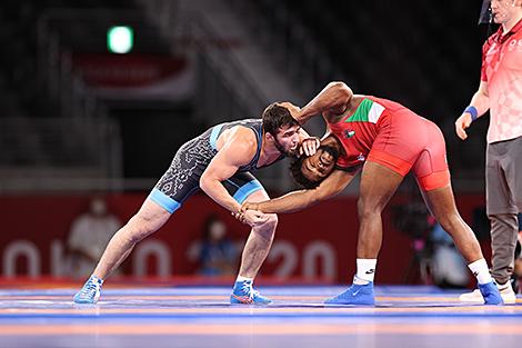 摔跤手马戈梅德哈比布·卡季马戈梅多夫在奥运会半决赛中击败弗兰克·查米索