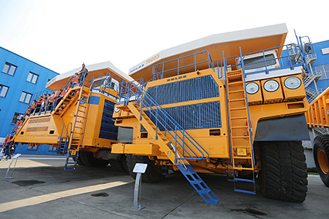 别拉斯向印尼提供一批130吨重的自卸卡车