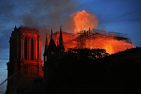 卢卡申科就巴黎圣母院里发生火灾致慰问电