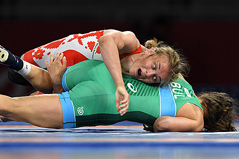 伊琳娜·库罗奇金娜在女子摔跤比赛中晋级奥运会决赛