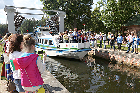 一艘新客船和一个骑行中心：奥古斯图夫运河上本季新事物广为人知