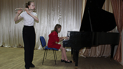 舒米利诺儿童艺术学校学生的二重奏获得了伦敦和柏林在线赛的两项大奖