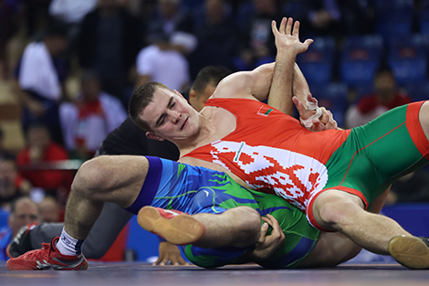 白罗斯人杰尼斯·赫罗缅科夫在自由式摔跤比赛中获得了个人世界杯的铜牌