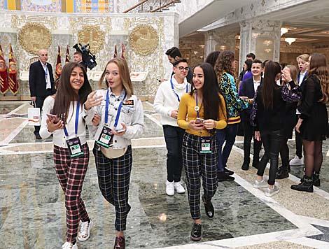 “点亮吧！” - 欧洲青少年歌唱大赛参与者参观明斯克独立宫
