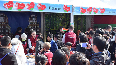 白罗斯“土豆饼节”在北京慈善博览会中成功地举办