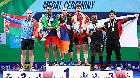 亚历山大•贝尔萨诺夫在芭达雅世界举重锦标赛中获得了银牌