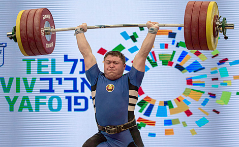 白罗斯举重运动员安德烈·雅利安诺夫在卡塔尔锦标赛中获得金牌