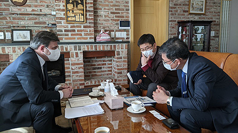 白罗斯驻韩国大使与SK Bioscience公司总经理讨论了生物制药合作